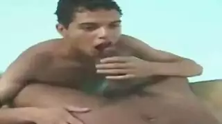 رجل العضلات هو سخيف فتاة نحيفة، صغيرة ترتب في الحمام، في شقته الضخمة رجل العضلات هو سخيف فتاة نحيفة، صغيرة ترتب في الحمام، في شقته الضخمة