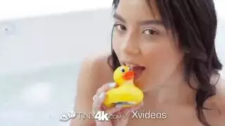 الشاب النياك يحوي حبيبته أم بزاز صغيرة بعد ما يراه تستمني في الحمام