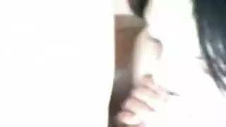 حبيبة الثانوية الجميلة عارية على السرير و صاحبها يصورها قبل ما يدعكها نياكة