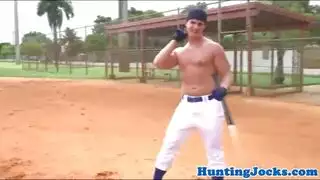 بعد أن سحبت سروالها إلى أسفل ، ملزمة وسوء المعاملة ، مارس الجنس كس حتى كان هناك حليب فيه