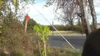 فتاة شقي في سراويل جان هي محاولة العثور على موقف جنسي مثالي، مع وجود عمل جنسي مثير.