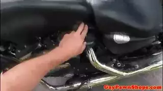 جسم عضلي ناضج امرأة يمارسان الجنس مع صديقها بين الوسطي على سطح سيارتها. جسم عضلي ناضج امرأة يمارسان الجنس مع صديقها بين الوسطي على سطح سيارتها.