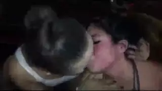 غالبًا ما تسخر فتاتان شقراء من شفاه بعضهما البعض لأنها تثيرهما على أي حال غالبًا ما تسخر فتاتان شقراء من شفاه بعضهما البعض لأنها تثيرهما على أي حال