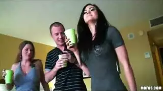 فندق يمارس الجنس مع فتاتين في وقت واحد ، عن قرب على شاعر ضخم فندق يمارس الجنس مع فتاتين في وقت واحد ، عن قرب على شاعر ضخم