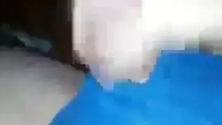 اثنين من السيدات قرنية ومدرب صالة الألعاب الرياضية وسيم سخيف مثل مجنون، في صالة الألعاب الرياضية