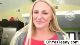 تقوم بايتون لي بركوب قضيب شقيقها الصعب وتمتص إحدى الكرات في بوسها الضيق. تقوم بايتون لي بركوب قضيب شقيقها الصعب وتمتص إحدى الكرات في بوسها الضيق.