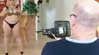 ينيك بدينة شقراء بزازها نار و طيزها مكور كبير في المطبخ بكل متعة جنسية