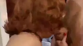 ينيكها وهو شايلها