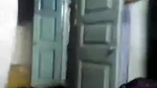 بولكا نقطة امرأة في الزهور المطبوعة الزي هو مص عصا اللحوم الصلبة الصخور. بولكا نقطة امرأة في الزهور المطبوعة الزي هو مص عصا اللحوم الصلبة الصخور.