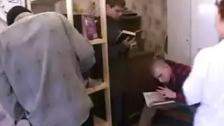 غالبًا ما يسخر أولغا شوارز وجينا مع بعضهما البعض ، بينما لا يراقب أحد غالبًا ما يسخر أولغا شوارز وجينا مع بعضهما البعض ، بينما لا يراقب أحد