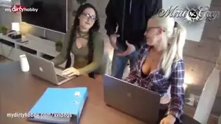 أحلى نيك ثلاثي مع طالب جامعي ينيك كس صاحبته على الواقف والأخرى تمص زبه