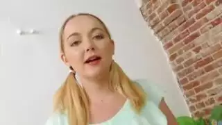 يتم تلطيخ إيريس روز وجاهزة للحصول على جرعتها اليومية من اللعنة ، على الأرض يتم تلطيخ إيريس روز وجاهزة للحصول على جرعتها اليومية من اللعنة ، على الأرض