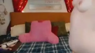 الأطفال الأقرن لديهم جنس ثلاثي في حوض السباحة ، وهم راكعون على الأرض الأطفال الأقرن لديهم جنس ثلاثي في حوض السباحة ، وهم راكعون على الأرض