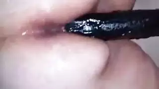 نائب الرئيس في سن المراهقة في العادة السرية مع دسار أسود كبير على طاولة نائب الرئيس في سن المراهقة في العادة السرية مع دسار أسود كبير على طاولة