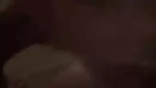 تحصل الشقراء الروسية على تدليكها المعتاد بدلاً من القيام بروتينها اليومي من أجل المال