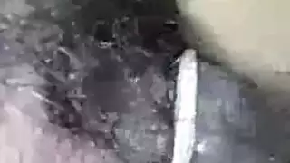 امرأة سمراء لذيذة في الزي المثيرة تستخدم حلقها العميق لجعل نفسها تنفجر من المتعة. امرأة سمراء لذيذة في الزي المثيرة تستخدم حلقها العميق لجعل نفسها تنفجر من المتعة.