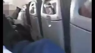 شاب إسباني و مراته و أحلي دعك للزب في الطيارة و الكاميرا الخفية تصورهم