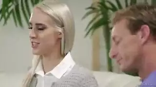 رجل سكران يدخل على صاحبة زوجته يلحس كسها و ينيكها في غياب الأخيرة