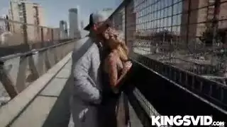 فيرونيكا ليل يركع على الأرض ومصفا بفارغ الصبر قضيب الصخور الصعب من خلال مجدغول. فيرونيكا ليل يركع على الأرض ومصفا بفارغ الصبر قضيب الصخور الصعب من خلال مجدغول.