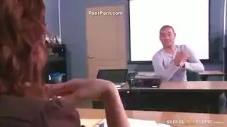 تتعرض بريتني للخبط في الحذاء الناعم لعشيقها ، في غرفة فندق ضخمة