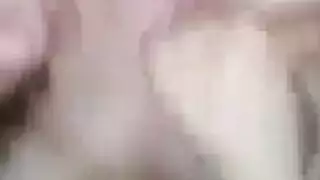 ربة منزل سلوتي تم القبض عليها وهي تستمني وتمارس الجنس بقوة من قبل زوجها ، حتى جاءت