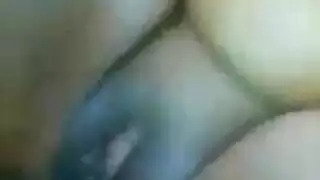 امرأة سمينة تراقب صديقة ابنها وهي تؤدي أداءها قبل أن تسمر على السرير