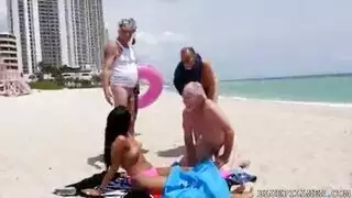 ثلاث عواجيز نياكين يفشخوا فتاة صغيرة في الثامنة عشر من عمرها في الفندق