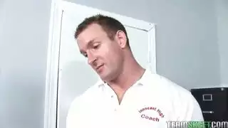 طالبة المدرسة أم بزاز كبيرة يصفعها المدرس على طيزها وينيكها في كسها حتى تتعلم الأدب