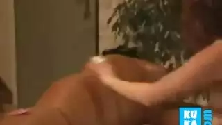 رجل شقراء مع لحية يحشو الحلق القذر لصديقته المثيرة ، بينما هم في الاستوديو رجل شقراء مع لحية يحشو الحلق القذر لصديقته المثيرة ، بينما هم في الاستوديو