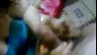 وزة بلدي بقميص النوم بيضاء حليب تنتظر زب نياكها على سرير من نار