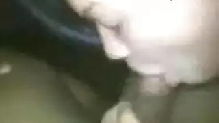تمص زبه بحرارة في السيارة و تخرج له المحنة الساخنة عبر فمها اللزج و هو منتشي تمص زبه بحرارة في السيارة و تخرج له المحنة الساخنة عبر فمها اللزج و هو منتشي