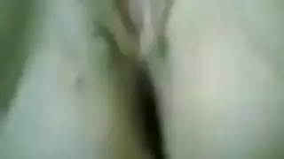 الفاجره تلعب فى كسها اوى وتقول لعشيقها حطه بقا انا كسى ولع وينيكها ويفشخها