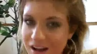 فاتنة مفلس باللون الأحمر، قميص الساتان هو ركوب القضيب الصلبة في حبيبها، في غرفة معيشة ضخمة فاتنة مفلس باللون الأحمر، قميص الساتان هو ركوب القضيب الصلبة في حبيبها، في غرفة معيشة ضخمة