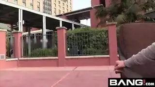 شاب يعلم حبيبته كيف تستمني بالزب الرعاش ثم ينيكها بحرارة حتى يجيب ظهرهم