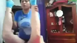 اختها سحاقية هائجة و وتمسكها من الخلف و تجبرها بالقوة على ممارسة السكس