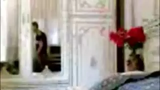 شرموطة عربية تخلي زميلها الجاميع يفتح كسها و لا تزال تعشق زبه في كسها