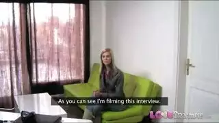 نحيف شقراء في فستان ضيق، وهناك اللباس على غرار الفولتير هبوط وقذرة مع رجل أسود نحيف شقراء في فستان ضيق، وهناك اللباس على غرار الفولتير هبوط وقذرة مع رجل أسود