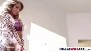 زوجة تتناك بقوة كبيرة في الصالون في مشهد خيانة زوجية رهيب وزوجها يقفشها