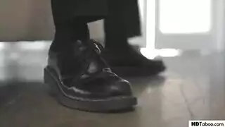 الابنة المنيوكة تعري طيزها أمام أبوها وتمص زبه حتى ينيكها ويقذف على وجهها