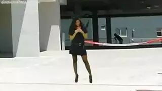 نيكي داخل ملابسها الداخلية السوداء