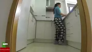 الزوجة ترقص عارية الطيز وهي تعد الطعام حتى يأتي زوجها ينيكها في المطبخ