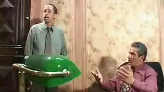 مارس الجنس سيدة شقراء غريب في قميص وردي من قبل زميلها من العمل ، في الحمام