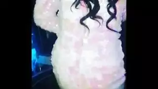 راقصة القطب البرازيلية اللطيفة مع الثدي الصغيرة تصل إلى غرفة ملابسها ، للترفيه عن معجبيها راقصة القطب البرازيلية اللطيفة مع الثدي الصغيرة تصل إلى غرفة ملابسها ، للترفيه عن معجبيها
