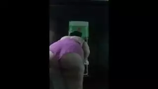 متزوجة مصرية منقبة ممحونة تقلع على الكام و تلعب بكسها و طيزها و تطلب من صديقها ان ينيكها بعنف