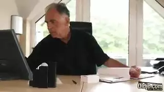 في سن المراهقة سلوتي مع الشعر الأخضر إغراء زميلها من العمل امتص صاحب الديك. في سن المراهقة سلوتي مع الشعر الأخضر إغراء زميلها من العمل امتص صاحب الديك.