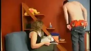 يسأل الروسي الناضج عميلها أن يمارس الجنس معها في المنزل، تماما كما تفعل. يسأل الروسي الناضج عميلها أن يمارس الجنس معها في المنزل، تماما كما تفعل.