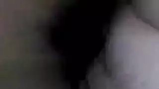 الفتاة الحلوة أصبحت مثيرة للإثارة أثناء ركوب دراجة نارية ، لذلك لا تحتاج الضحية إلى وضع واقي ذكري في فمها