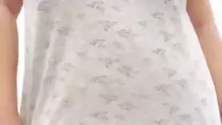 امرأة سمراء عربية مثيرة رقصة تظهر لها الثدي الكبيرة وجمل الشعر | الفيديو الإباحية العربية