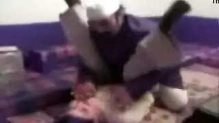 اب سكران يهيج على بناتة ويصوروه