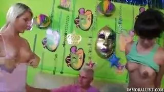 جنس مباشر نار و شاب ينيك حبيبته امام الكاميرا بقوة و هي تتغنج من اللذة جنس مباشر نار و شاب ينيك حبيبته امام الكاميرا بقوة و هي تتغنج من اللذة